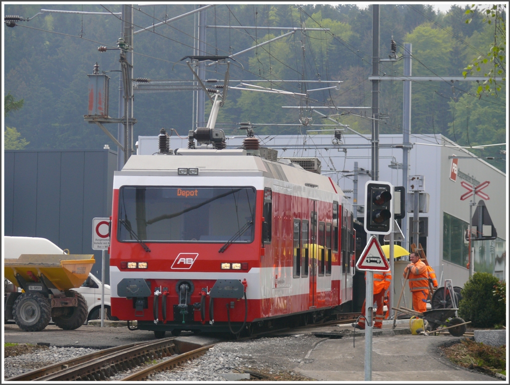 BDeh 3/6 25 auf der Rckfahrt ins Depot. An Strasse, Bahnbergang und Lichtsignalanlage wird immer noch gebaut. Nach 44 Jahren erhlt die Zufahrt zu meinem Elternhaus jetzt pltzlich ein Lichtsignal. (19.05.2010)