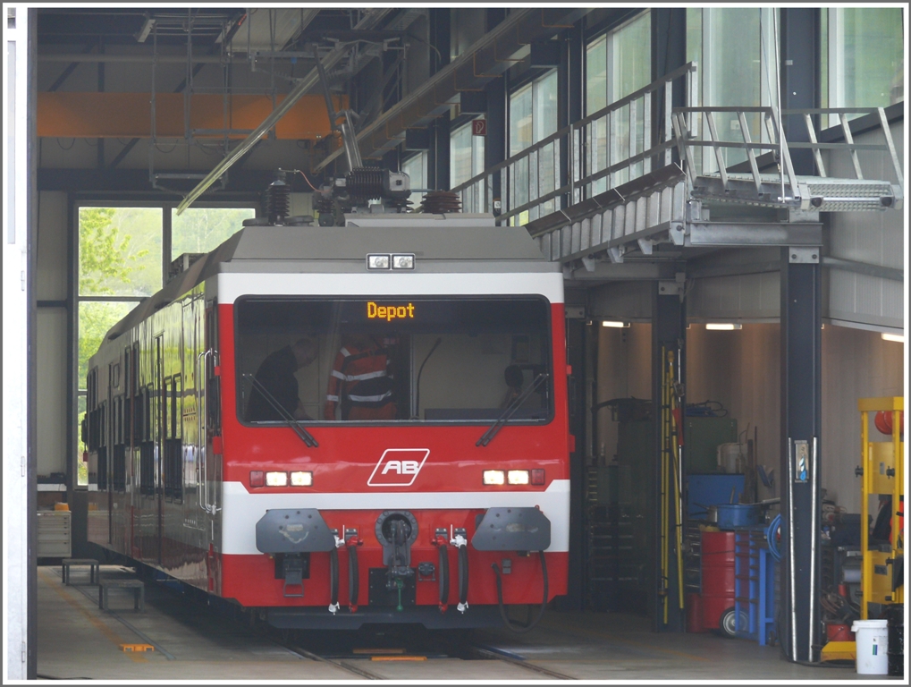 BDeh 3/6 25 von ffentlichem Platz durchs offene Depottor fotografiert. Heiden (19.05.2010)