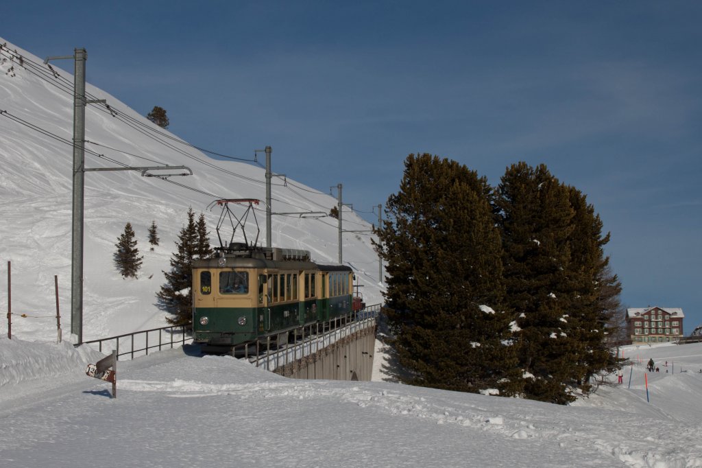 BDeh 4/4 101 fhrt einen Leerzug von der Kleinen Scheidegg in Richtung Wengen und Lauterbrunnen. (28.Dezember 2011) @Armin Schwarz: Wenn du demnchst gefhrte Touren in der Region anbietest, wrde auch ich einen Platz buchen. Ich war nicht so fhig, gute Standorte zu finden, vielleicht lags am Schnee...