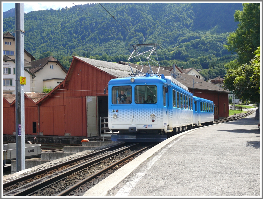 BDeh 4/4 12 mit Bt 22 erreicht den Bahnhof Arth Goldau. (30.07.2010)