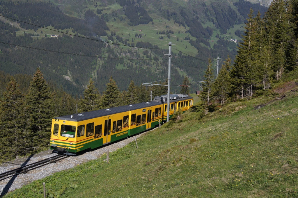 BDeh 4/4 120 fhrt am 21.5.11 gemeinsam mit dem Bt 244 von Wengernalp talwrts.