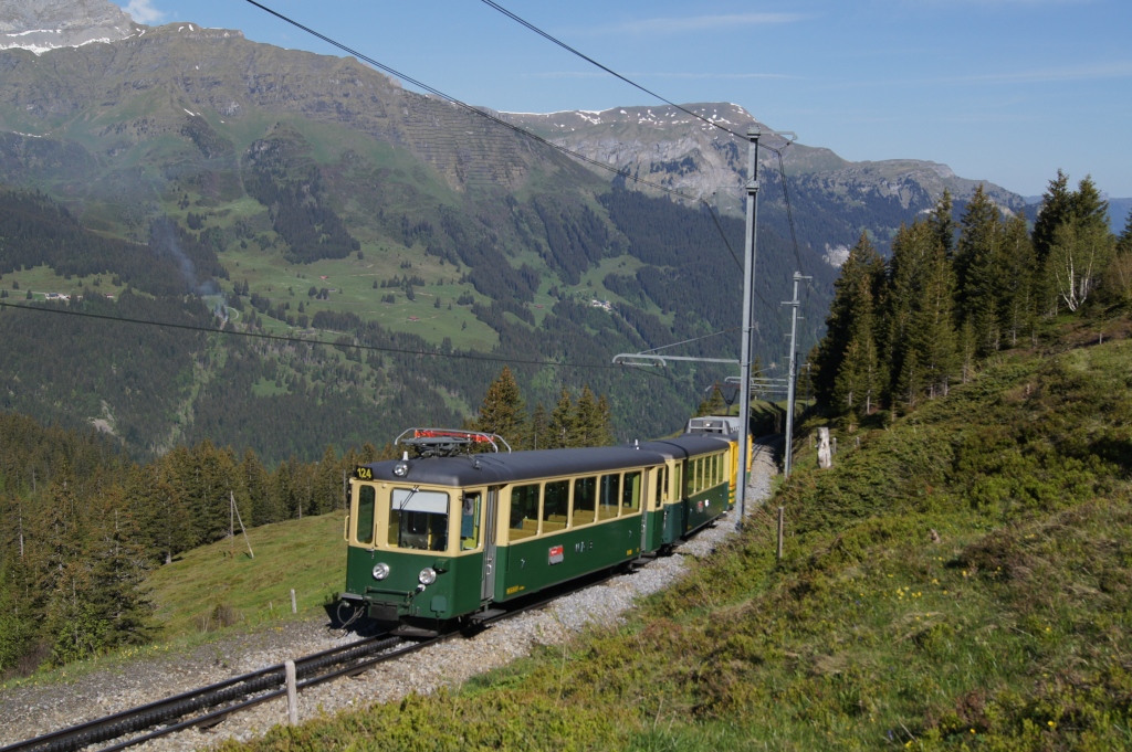 BDeh 4/4 124 fhrt am 21.5.11 gemeinsam mit dem B 221 und dem Bt 268 leer von Wengernalp Richtung Wengen.