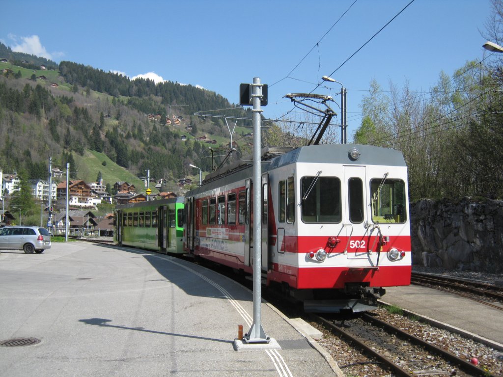 BDeh 4/4 502 und ein Steuerwagen der AOMC (bereits im neuen Farbkleid) in Champry, 19.04.2011.