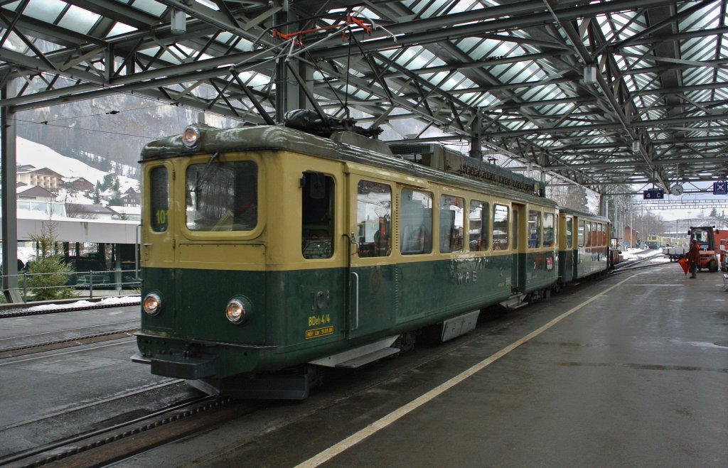 BDeh 4/4 Pendel 101 erreicht soeben Lauterbrunnen aus Kleine Scheidegg, 01.02.2013.

