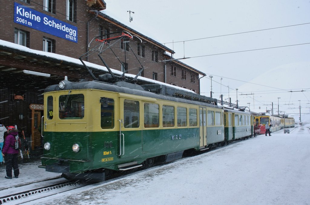 BDeh 4/4 Pendel 106 in Kleine Scheidegg, 2061 m. . M. Der Zug bringt jeweils Skifahrer von Grindelwald Grund auf die Kleine Scheidegg, anschliessend fhrt er leer zurck nach Grund, 01.02.2013.