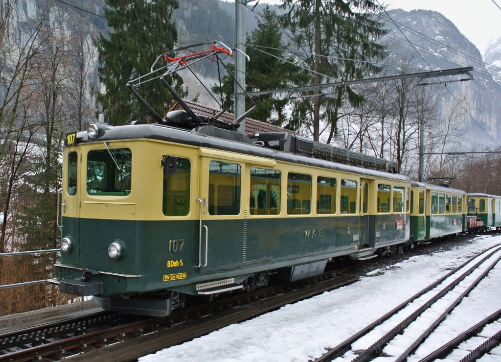 BDeh 4/4 Pendel 107 wartet in Lauterbrunnen auf seinen nchsten Einsatz, 01.02.2013.