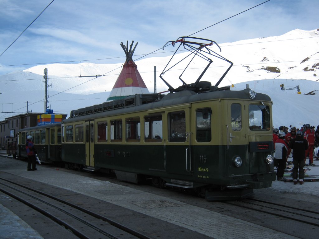 BDeh 4/4 Pendel 115 in Kleine Scheidegg bei Ausfahrt Richtung Grindelwald, 15.03.2011.