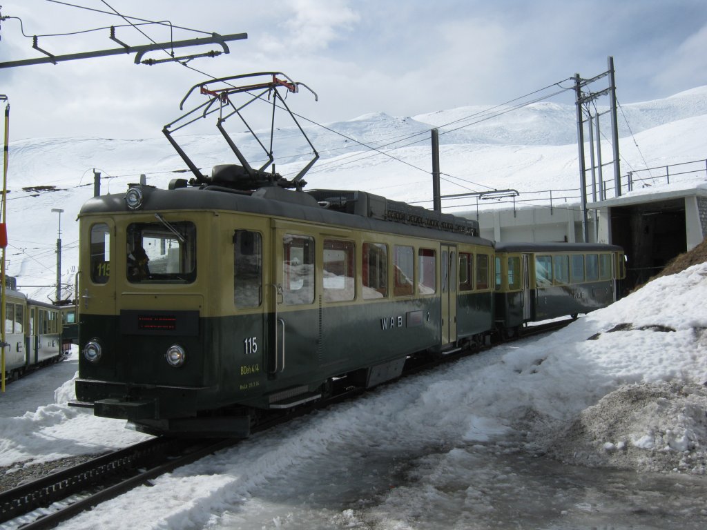 BDeh 4/4 Pendel 115 in Kleine Scheidegg. Das Tunnelportal hinter dem Zug fhrt in ein Gleis, wo die Zge gewendet werden knnen, 15.03.2011.