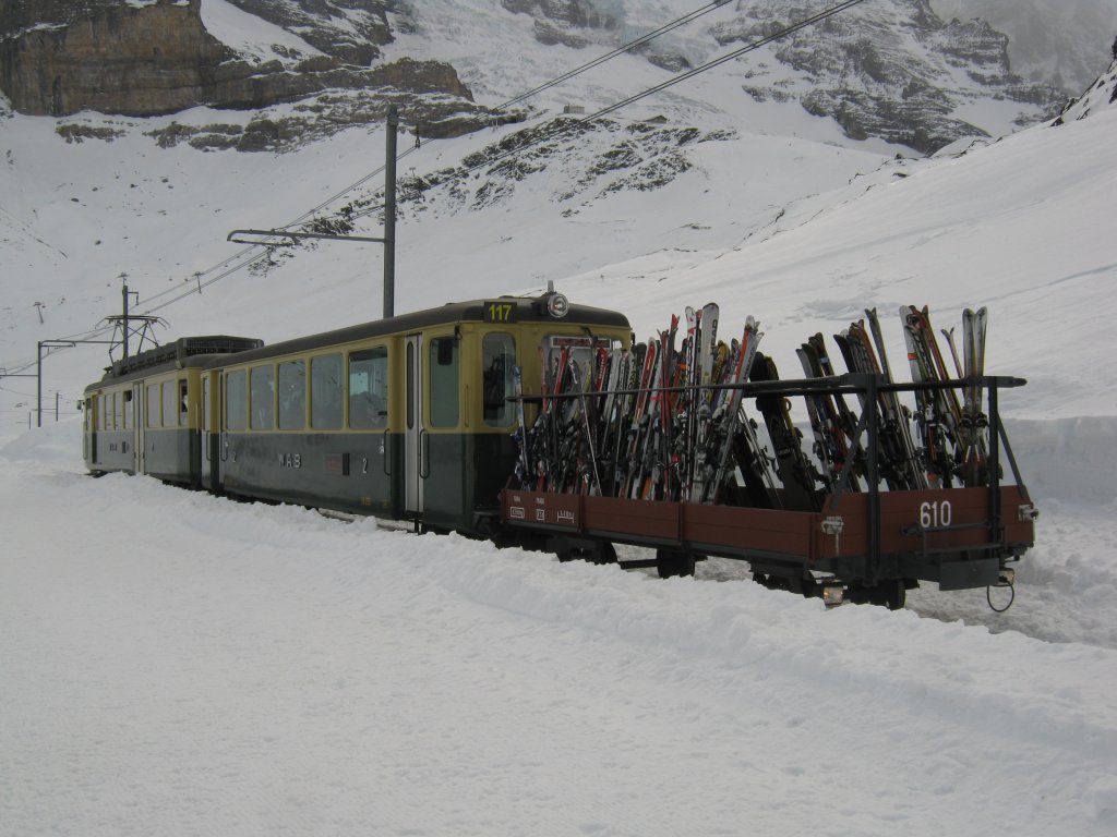 BDeh 4/4 Pendel 117 bei Einfahrt aus Grindelwald in Kleine Scheidegg, 15.03.2011.