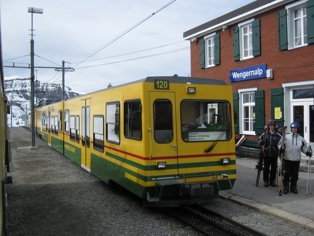 BDeh 4/4 Pendel 120 in Wengernalp. Dieser Pendel ist der erste Zug, welcher in Wengernalp gewendet wird (statt Kleine Scheidegg). Mein Zug, Richtung Lauterbrunnen, war der letzte, der noch durchgehend fahren konnte (wegen Fhnsturm), 15.03.2011.