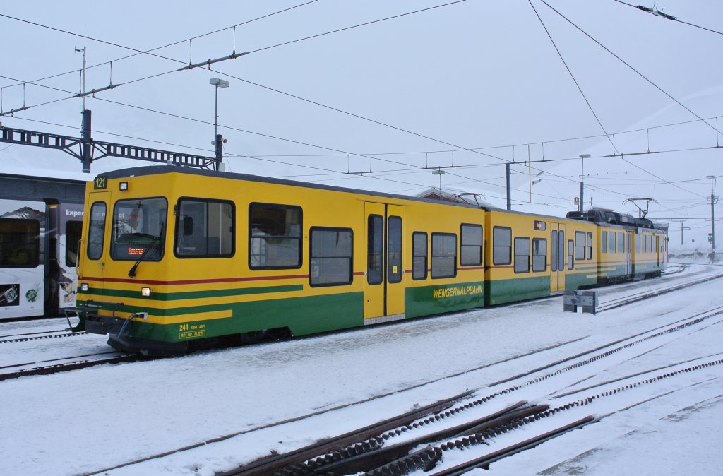 BDeh 4/4 Pendel 121 auf der kleinen Scheidegg, 01.02.2013.

