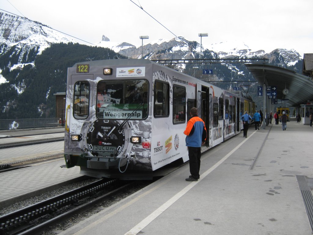 BDeh 4/4 Pendel 122 in Wengen. Dieser Pendel verkehrt, infolge des Fhnsturms, nur noch bis Wengernalp (statt Kleine Scheidegg), 15.03.2011.