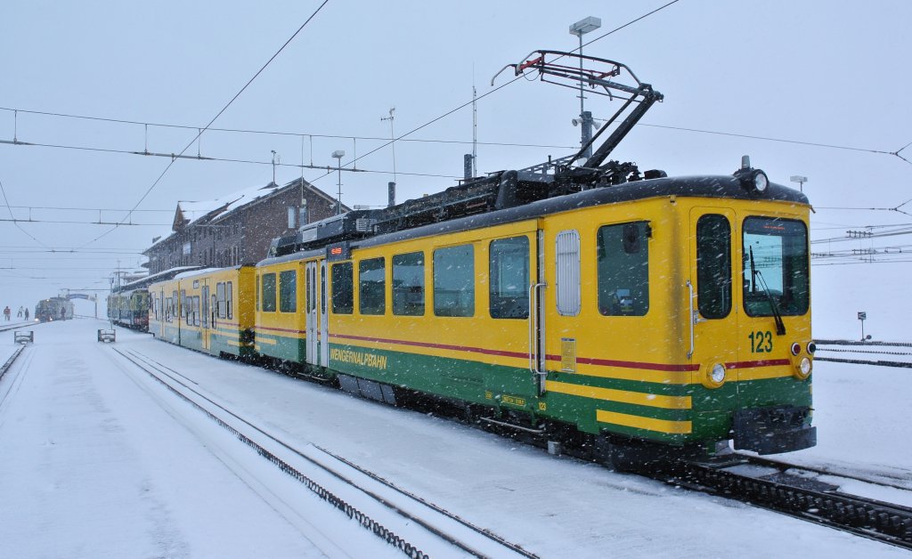 BDeh 4/4 Pendel 123 auf der kleinen Scheidegg, 01.02.2013.

