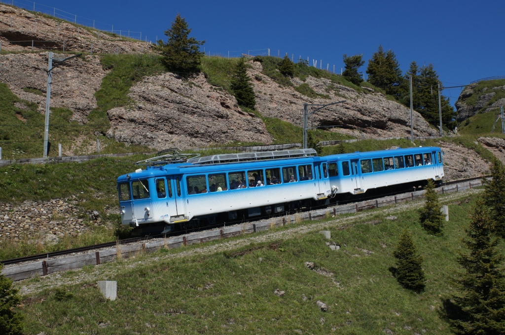 BDhe 2/4 12 und Bt 22 befinden sich am 17.8.12 zwischen Rigi Kulm und Rigi Staffel.