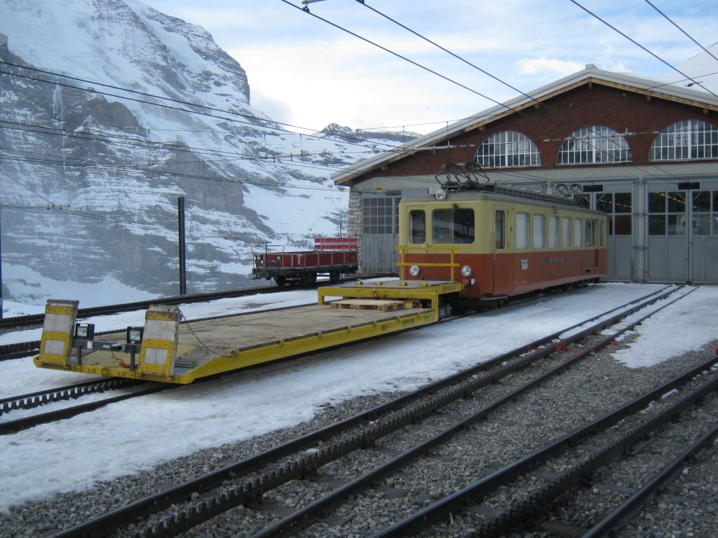 BDhe 2/4 203 mit einem Gterwagen abgestellt in Kleine Scheidegg, 15.03.2011.