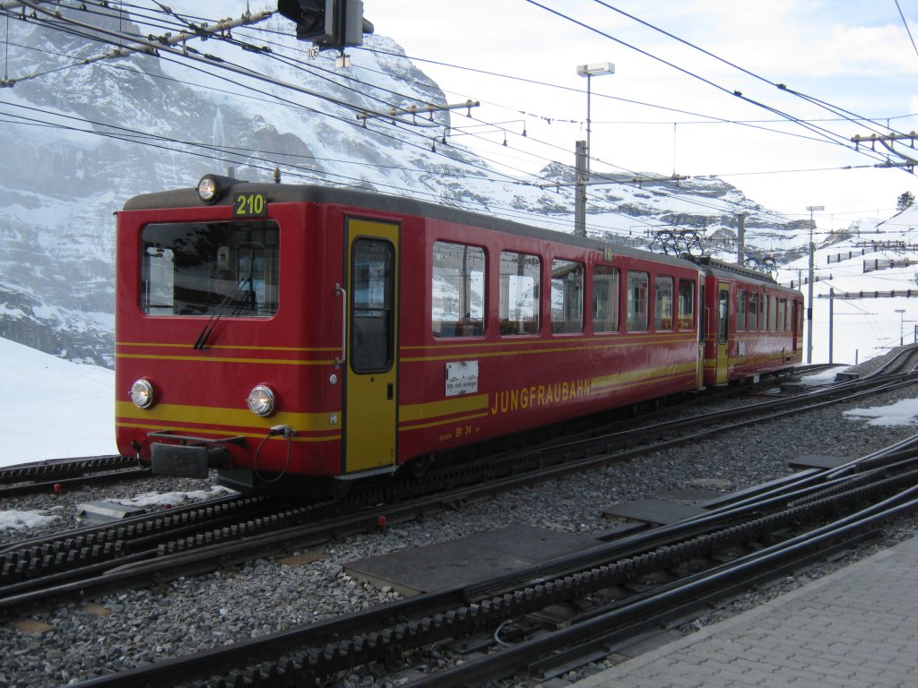 BDhe 2/4 Pendel 210 beim rangieren in Kleine Scheidegg, 15.03.2011. 