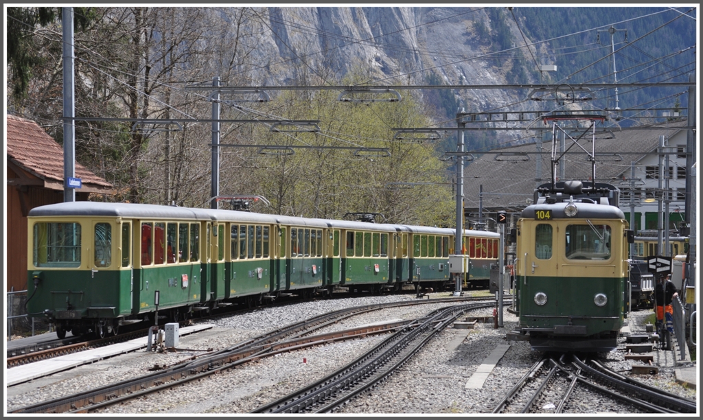 BDhe 4/4 104 und abgestellte Zusatz und Steuerwagen in Lauterbrunnen. (25.04.2012)