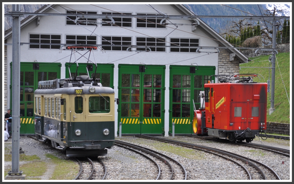 BDhe 4/4 107 und eine Scchneeschleuder stehen vor dem Depot in Lauterbrunnen. (15.04.2012)
