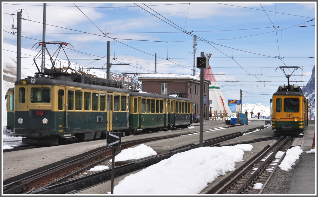 BDhe 4/4 116 und 124 treffen sich auf der Kleinen Scheidegg. (25.04.2012)