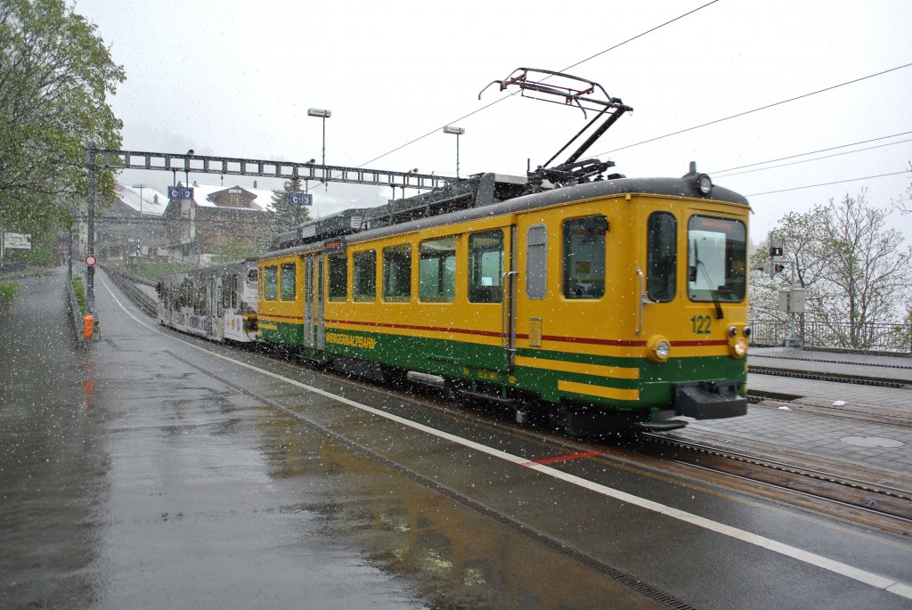BDhe 4/4 122 bei Ausfahrt in Wengen Richtung Kleine Scheidegg, 16.05.2012.