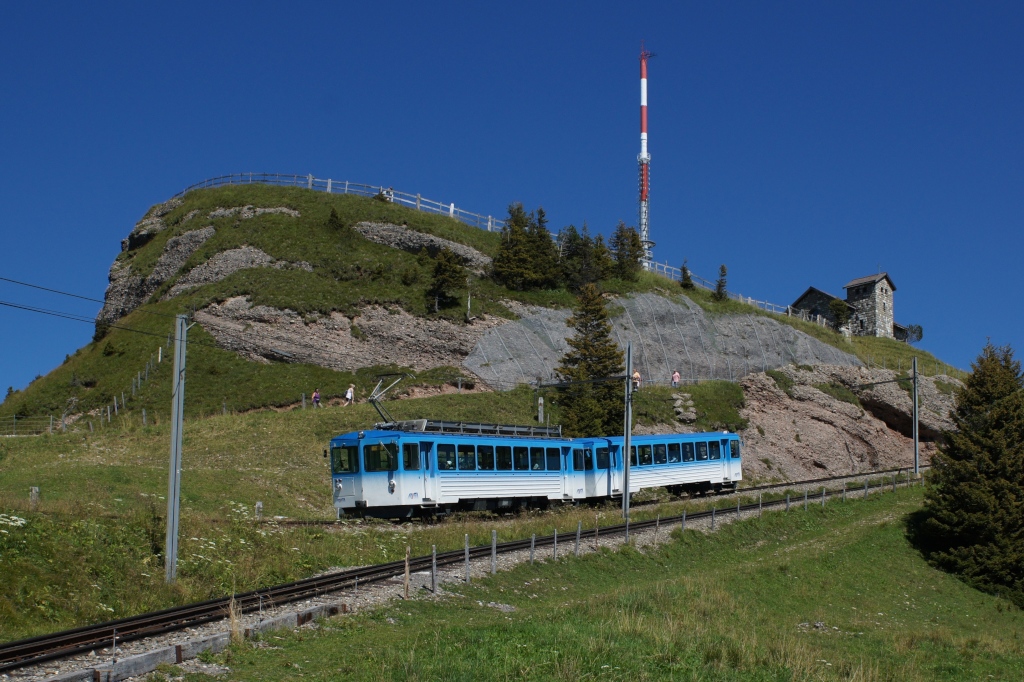 BDhe 4/4 14 und Bt 24 fahren am 17.8.12 von Rigi Kulm talwrts. 