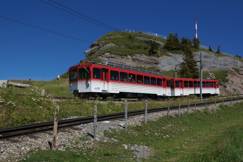 BDhe 4/4 21 und Bt 31 fahren am 17.8.12 von Rigi Kulm Richtung Rigi Staffel.