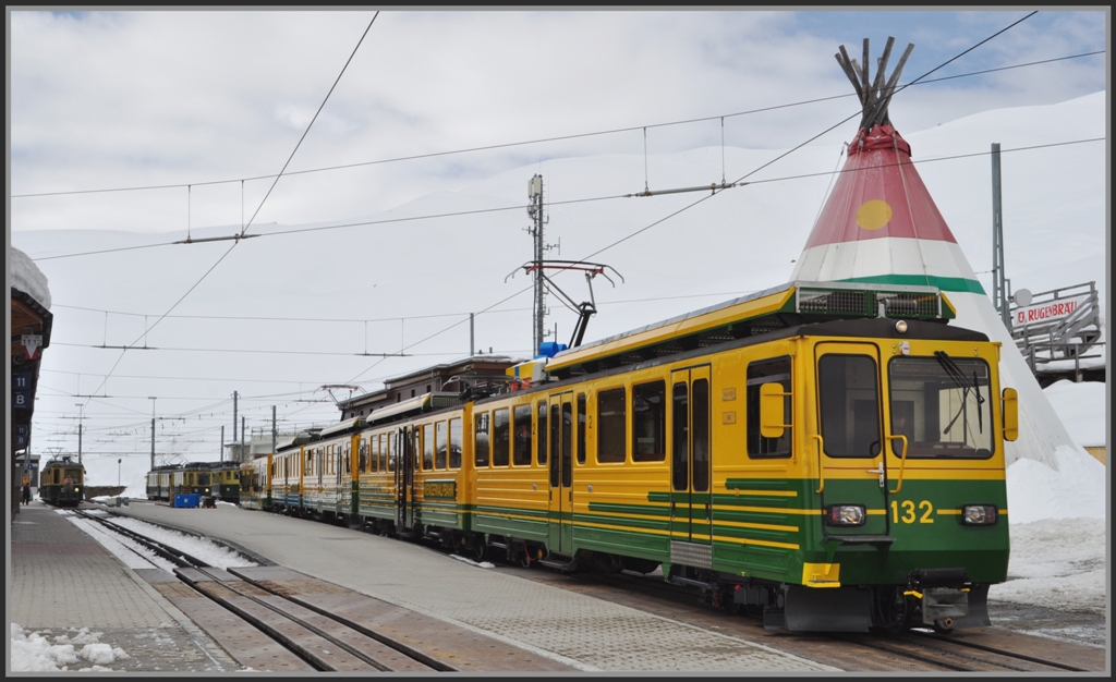 BDHe 4/8 132 und 131 auf der Kleinen Scheidegg 2061m.  (25.04.2012)