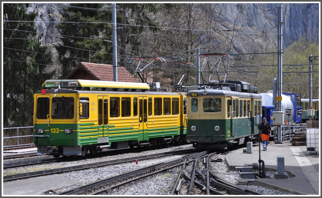 BDhe 4/8 133 trifft in Lauterbrunnen ein und BDHe 4/4 104 macht sich mit einem Gtertransport auf den Weg ins autolose Wengen. (25.04.2012)