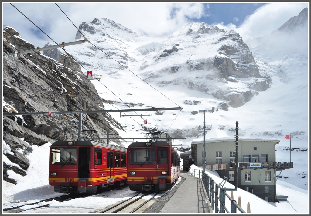 BDHe 4/8 211 und 213 in der Station Eigergletscher. (25.04.2012)