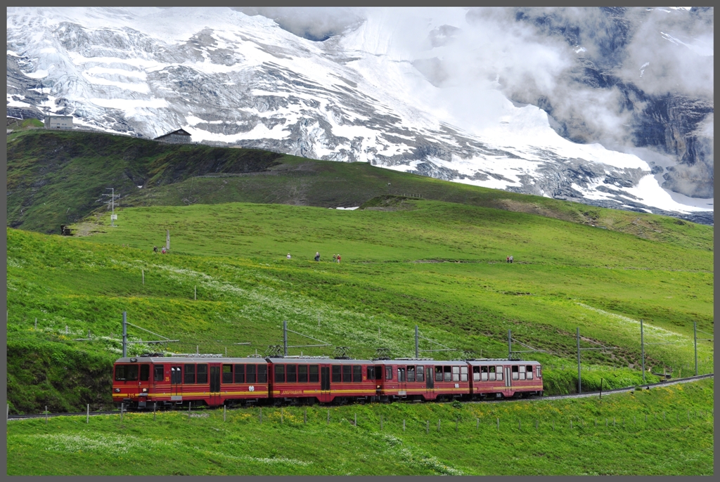 BDhe 4/8 211 und 215 auf dem Weg nach Eigergletscher, dessen Gebude am oberen Bildrand vor dem gleichnamigen Gletscher zu sehen sind. (27.06.2012)