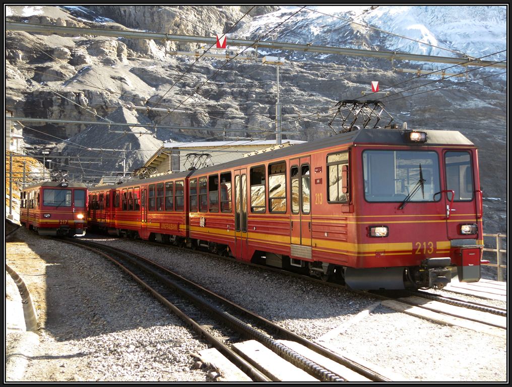 BDhe 4/8 213, 215 und 217 in Eigergletscher. (23.10.2012)