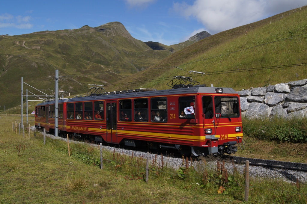 BDhe 4/8 214 und BDhe 4/8 213 befinden sich am 13.8.11 zwischen der Kleinen Scheidegg und der Station Eigergletscher.