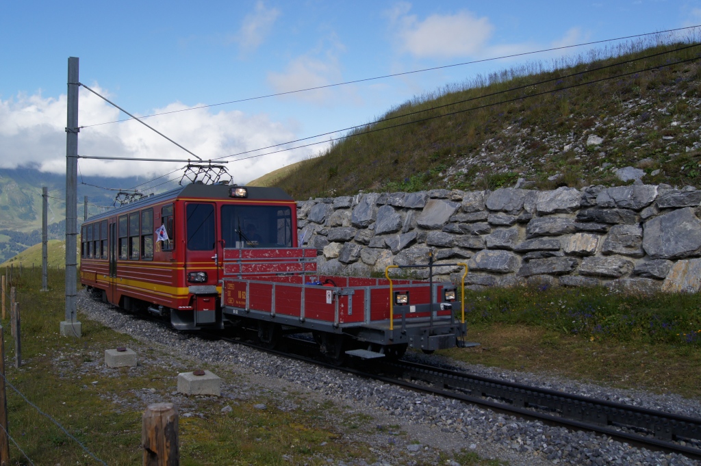 BDhe 4/8 215 und BDhe 4/8 216 befinden sich am 13.8.11 zwischen der Kleinen Scheidegg und der Station Eigergletscher.