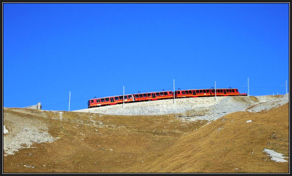 BDhe 4/8 218 und 211 haben soeben die Galerie oberhalb der Dienststation Fallboden verlassen. (23.10.2012)