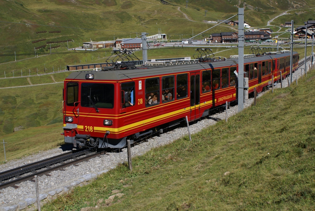 BDhe 4/8 218 und BDhe 4/8 215 haben am 26.8.10 die Kleine Scheidegg verlassen.