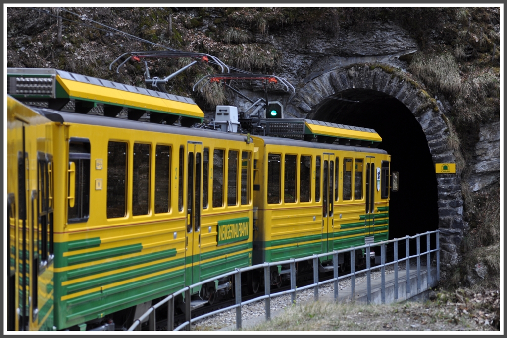 BDhe 4/8 auf Talfahrt oberhalb der Ausweichstelle Rorfluh. (25.04.2012)