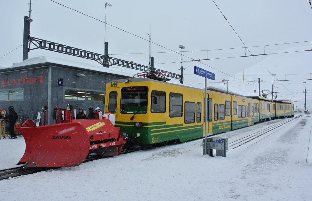 BDhe 4/8 Pendel 133 mit dem Spurpflug X 703 in Kleine Scheidegg. Auf beiden Seiten der WAB war jeweils ein Pflug im Einsatz, 01.02.2013.