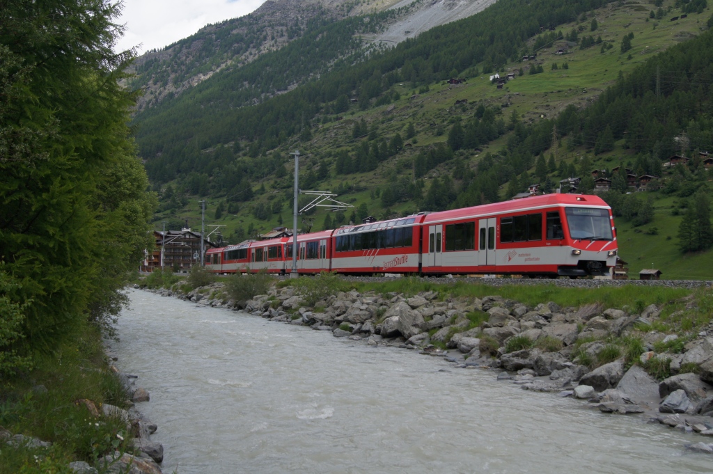 BDSeh 4/8 2051 und 2052 verlassen am 12.6.11 Tsch als R 85.