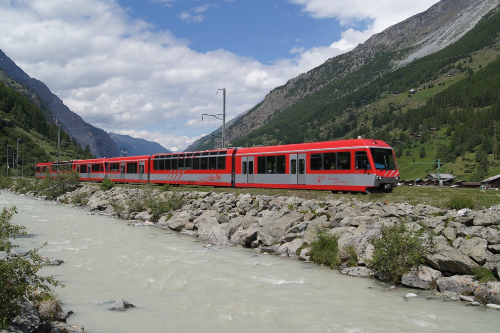 BDSeh 4/8 2051 und BDSeh 2052 verlassen am 12.6.11 Tsch als R 81 nach Zermatt.