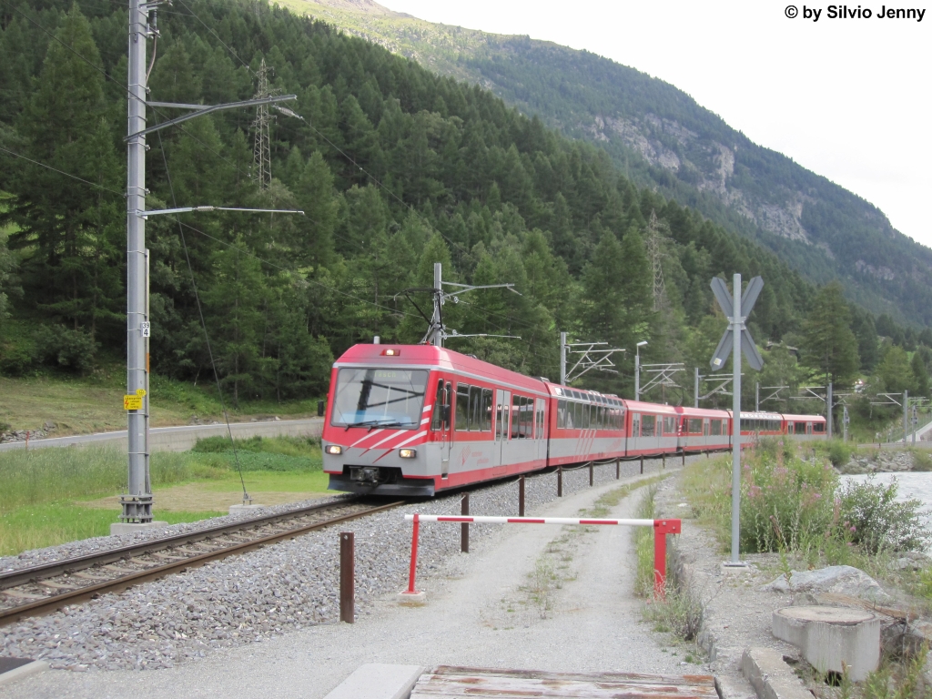 BDSeh 4/8 2051 ''Castor'' + 2052 ''Pollux'' am 2.8.2012 ziwschen Zermatt und Tsch. Als diese zwei Triebzge im Jahre 2003 beschafft wurde, war die Fusion der BVZ und der FO in vollem Gange. Man war sich nicht einig was fr ein Farbkonzept gewhlt werden soll. Daher erhielten diese zwei Zge einen grau-roten, statt weiss-roten Anstrich.