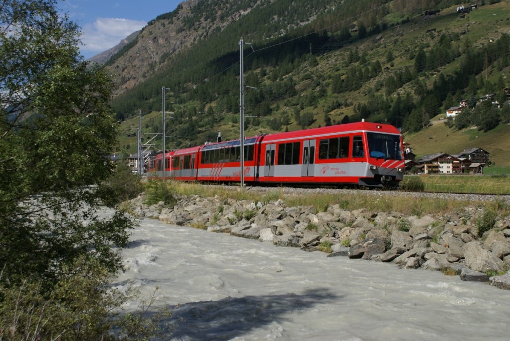BDSeh 4/8 2052 und BDSeh 4/8 2051 verlassen am 20.7.10 Tsch als Schuttle-Zug Richtung Zermatt.