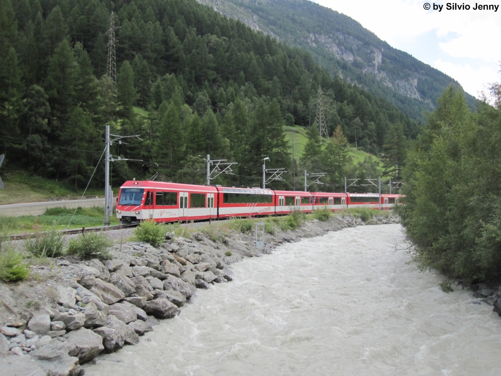 BDSeh 4/8 2053 ''Albatros'' + 2054 ''Eagle'' am 2.8.2012 oberhalb Tsch.