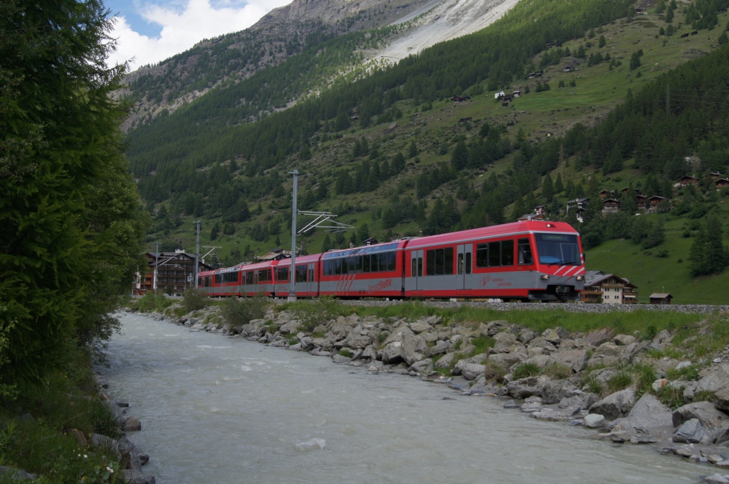 BDSeh 4/8 2054 und 2053 fahren am 12.6.11 von Tsch Richtung Zermatt.