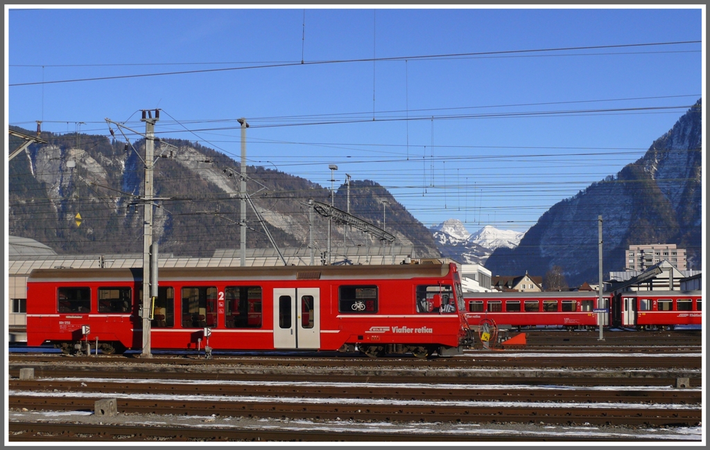 BDt 1755 in Landquart ist ein Steuerwagen von Stadler Rail mit Niederflurbereich. (04.01.2011)