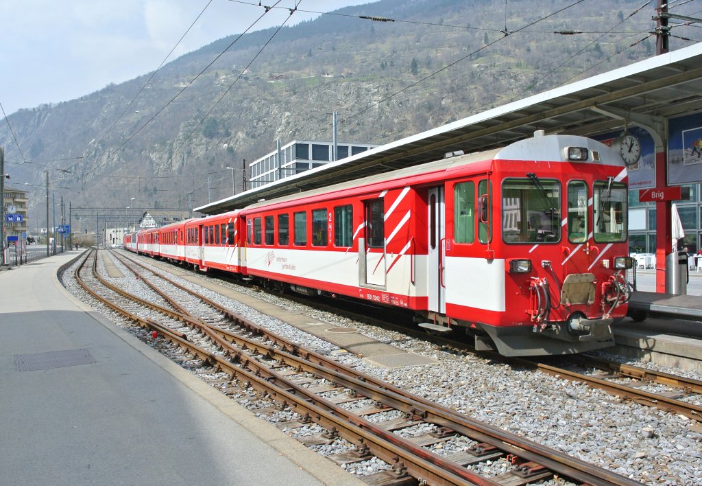 BDt 2242 mit einem Regio Pendel Brig-Zermatt in Brig, 06.04.2013.