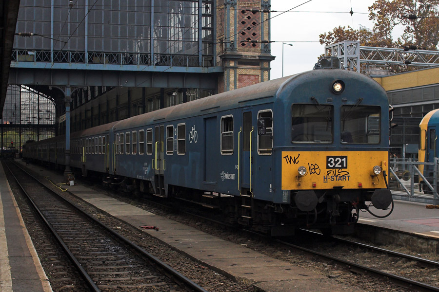BDt 321 f�hrend als Szemely nach V�c in Budapest Nyugati pu.