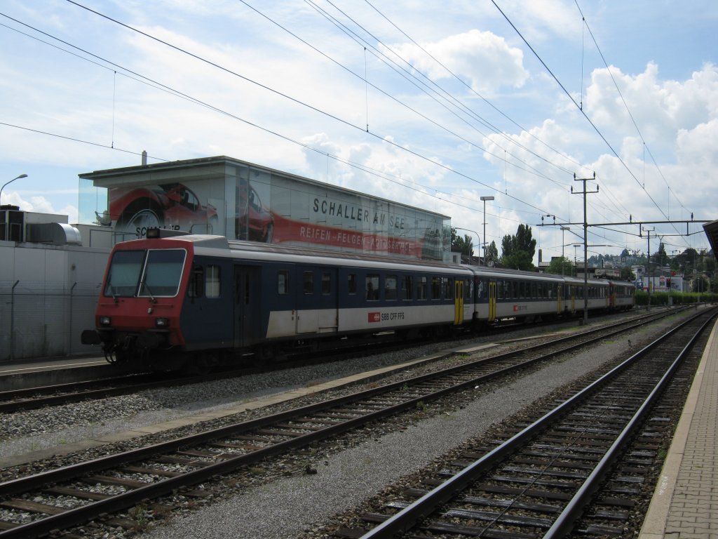 BDt 50 85 82-33 951-3 abgestellt mit RBe 540 Pendel im Bahnhof Zrich Wollishofen, 04.08.2010.