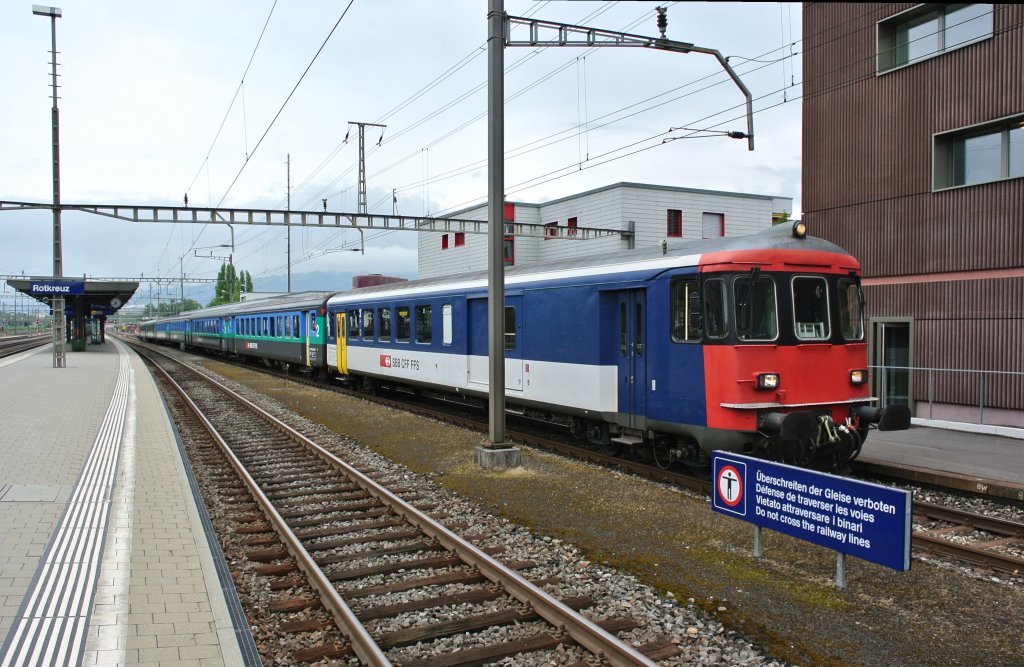 BDt EWI 50 85 82-33 961-2 an der Spite des IR 3537 in Rotkreuz. Wegen Bauarbeiten endet der Zug hier, und wird in Krze auf ein Abstellgleis rangiert, wo er ber Nacht stehen bleibt, 08.08.2013.