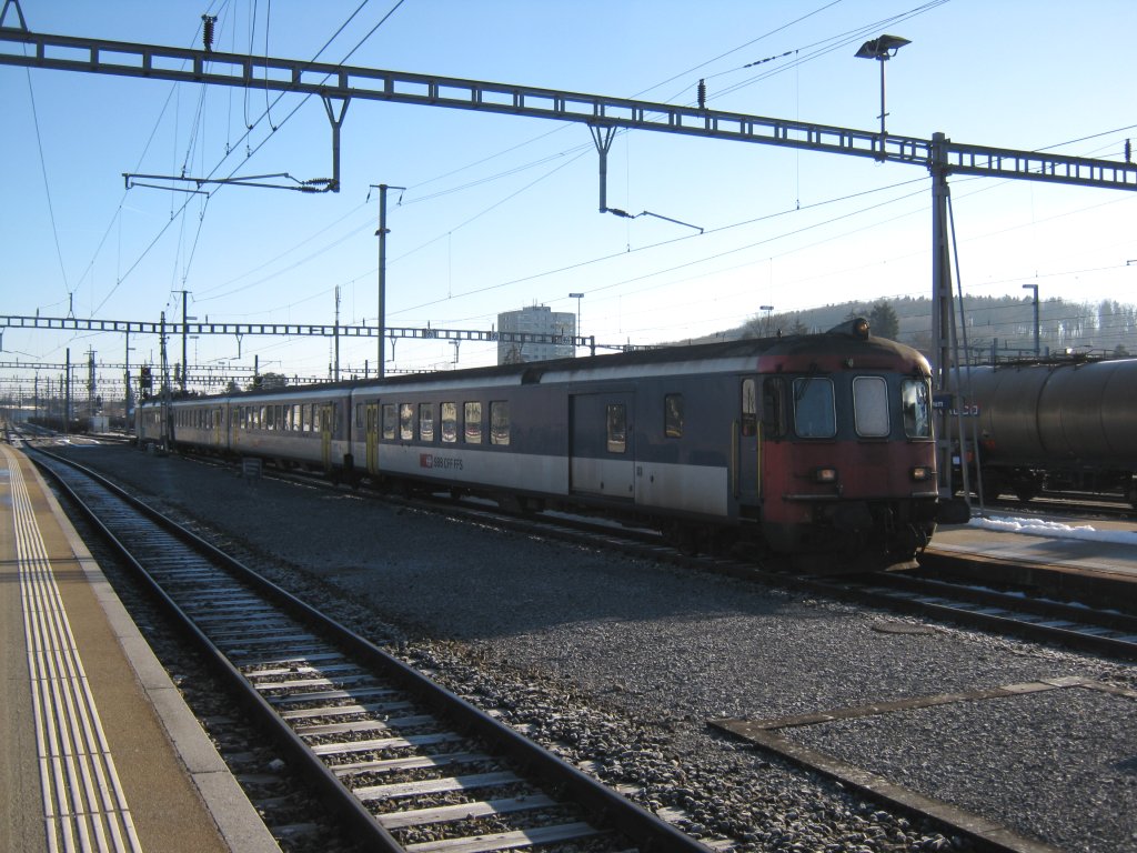 BDt EWII mit 4-teiligem Regio (mit RBDe 560) als R 6838 in Solothurn, 03.01.2011.