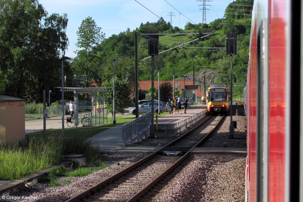 Bduu-Impression. Mitfahrt im RE 38958 (Freudenstadt Hbf-Ludwigshafen (Rhein) Hbf). Zugkreuzung mit S-Bahn in Hilpertsau am 17.05.2012.